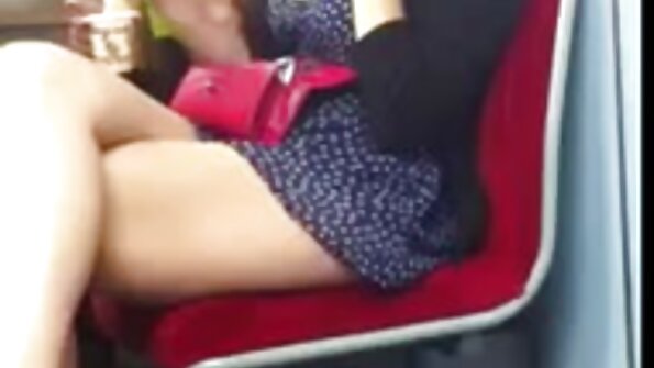 Selvaggia Babe ist eine Blondine, die an einem Schwanz erstickt