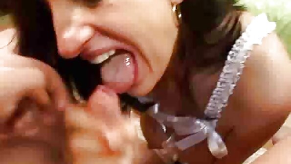 Geile MILF lutscht seinen fetten Schwanz, bevor er ihn reitet