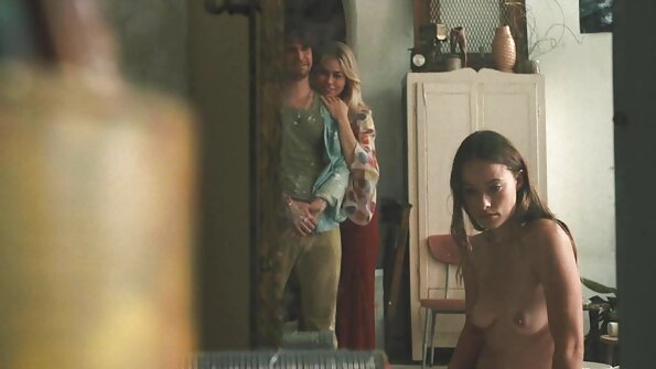 Stulbinanti puma Rachel Roxxx, dovanojanti BJ prie baseino